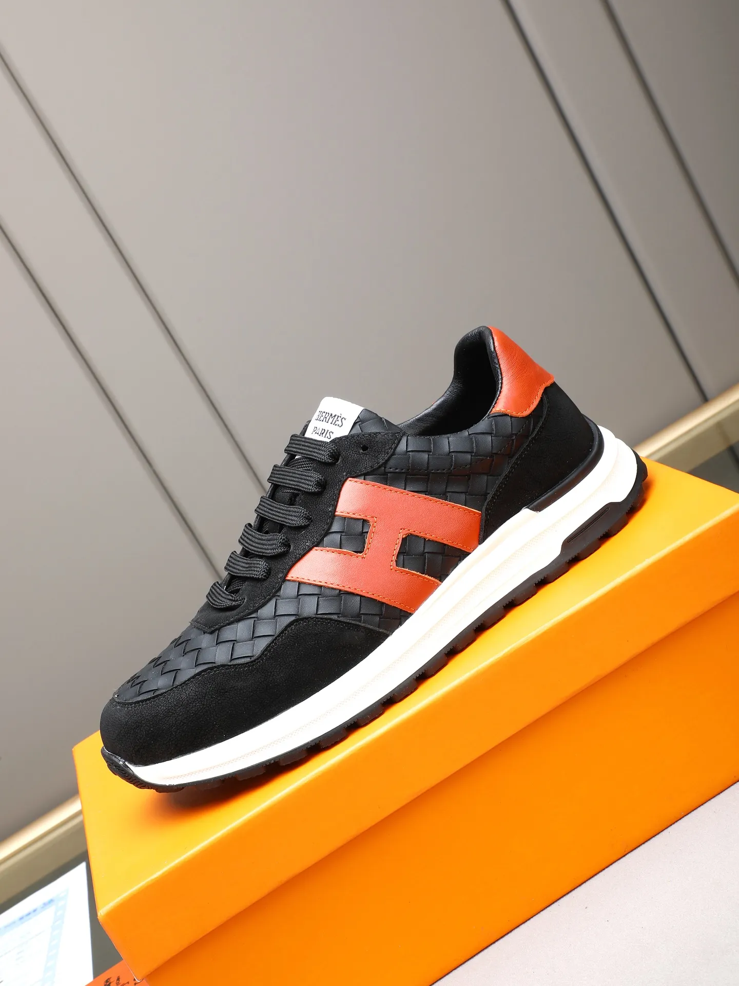 📛📛📛PPP420 (Hermes)🆕Men's color-blocked sneakers with textured calfskin details. Spliced ​​with original cowhide, this shoe draws inspiration from the equestrian world, integrating technical details and practical functions. Breathable sheep lining, original combination outsole, high-end quality, and every detail is perfectly combined! Size: 38-44 (45 can be customized)